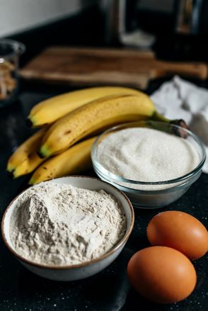 Harina de trigo Azúcar blanco Plátanos y Huevos