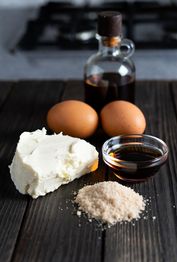 Queso crema Azúcar blanco 2 Huevos Extracto de vainilla y Nata para montar