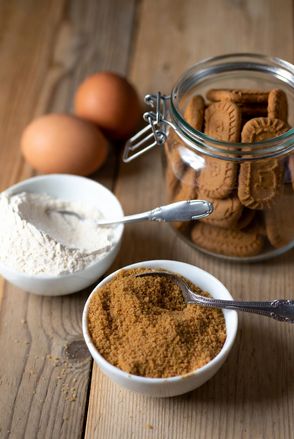 Harina de trigo Azúcar blanco Galletas especuladas y 2 Huevos