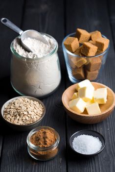 Harina de trigo Azúcar moreno Mantequilla en cubos Avena en copos Canela y Sal