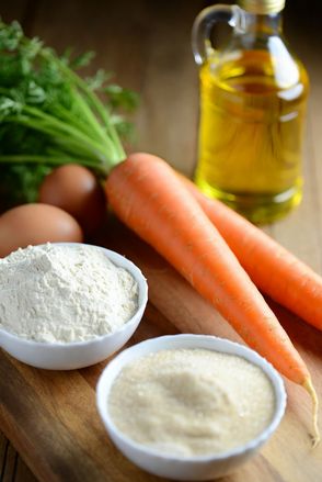 Harina de trigo Azúcar blanco 2 Zanahorias 2 Huevos y Aceite