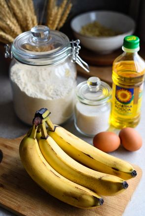 3 Plátanos maduros Harina de trigo Azúcar blanco 2 Huevos y Aceite de girasol
